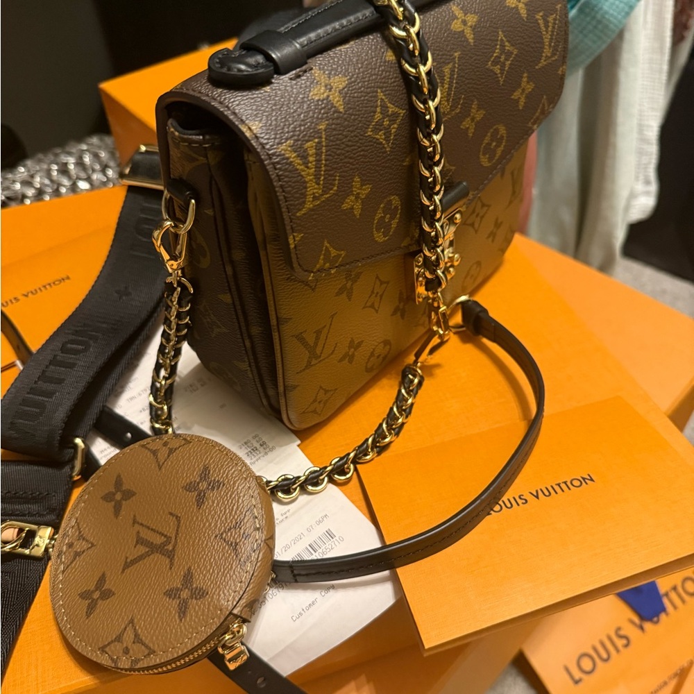 New NEVER USED!!! Louis Vuitton Pochette Métis Shoulder Backpack Crossbody RARE